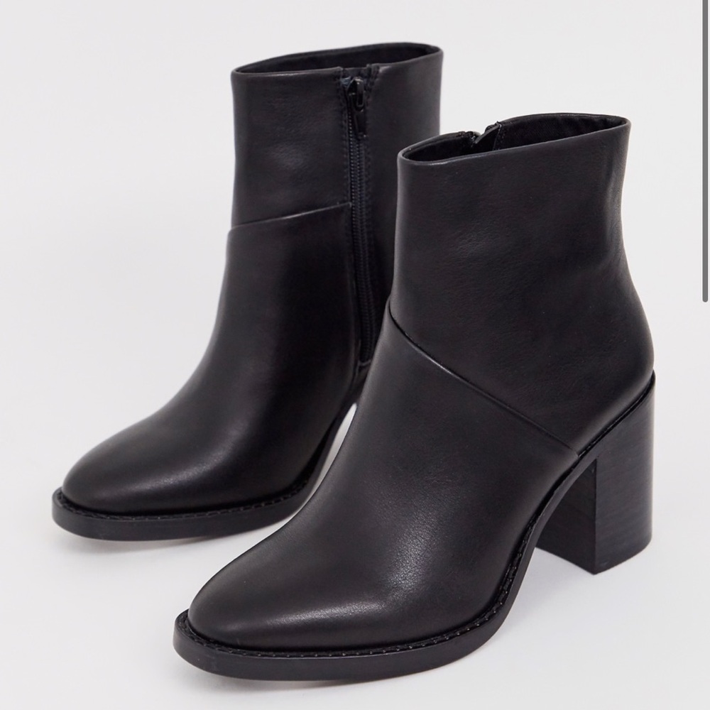 LIKE NEW STEVE MADDEN Tenley black leather mid heeled ankle boots
